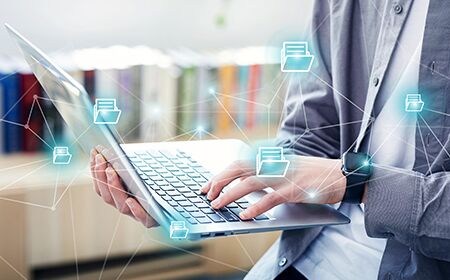 十二部委推新型戶籍制度2020年有家有業(yè)可就地落戶