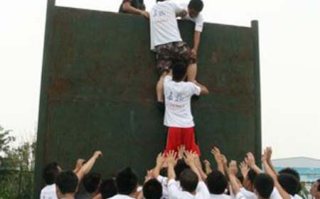 嘉揚狼性拓展訓(xùn)練營實地探班（三）之畢業(yè)墻